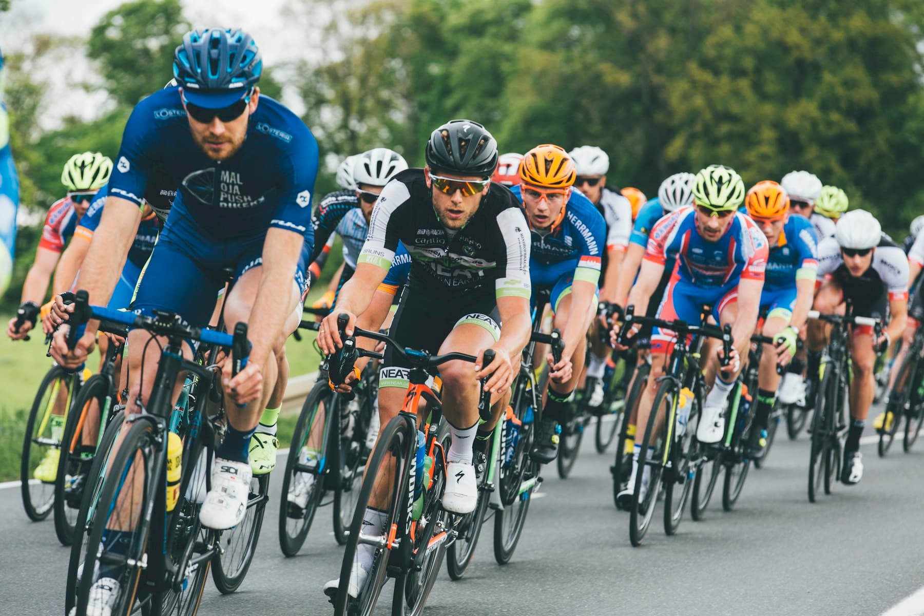 Peleton kolarski na trasie wyścigu
